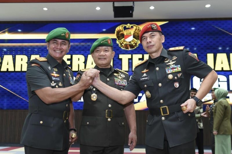 Kepala Staf TNI Angkatan Darat Jenderal TNI Dudung Abdurachman (tengah) berfoto bersama Panglima Daerah Komando XII/Tanjungpura Mayjen TNI Iwan Setiawan (kiri) dan Komandan Jenderal Komando Pasukan Khusus TNI AD Mayjen TNI Deddy Suryadi (kanan)